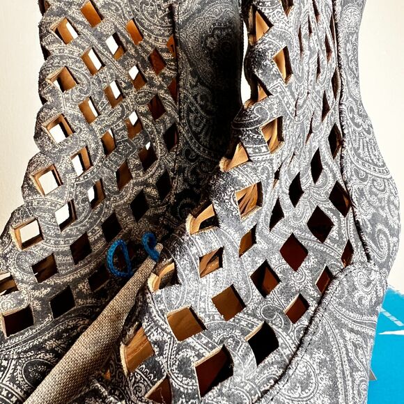 John Fluevog | Murillo | Baroque | Grey Paisley | Diamond Perforated Boot | Sz 6 - Picture 16 of 16